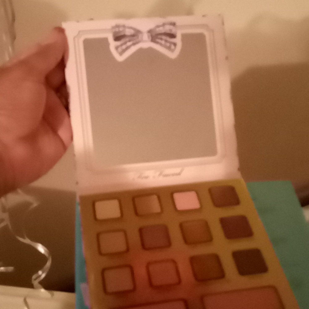 Too faced eye shadow - Picture 3 of 3
